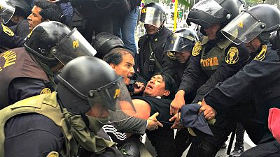 Heurts en marge d'une manifestation d'enseignants à Lima