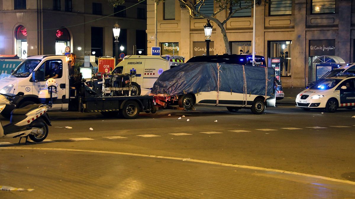 Barcellona: caccia all'autista, due italiani tra le 14 vittime degli attentati catalani