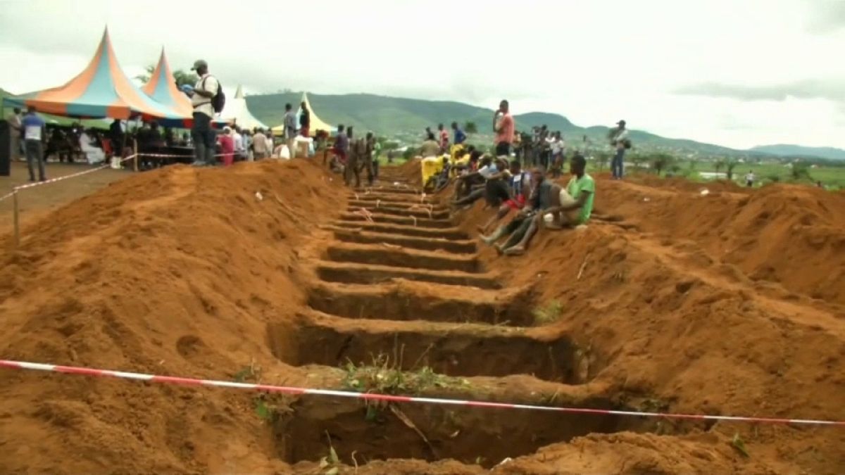 Serra Leoa enterra 400 vítimas das inundações e deslizamentos de terra
