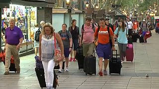 Barcellona: i turisti tornano sulla Rambla, cercando di dimenticare l'orrore