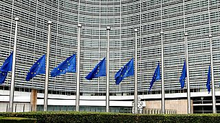 Félárbócon az EU lobogója Brüsszelben
