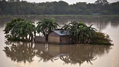 Hunderte Tote durch Hochwasser in Südasien