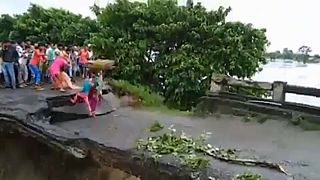 شاهد: فيديو صادم لوفاة أم وطفلتها أثناء انهيار جسر جراء الفيضانات بالهند