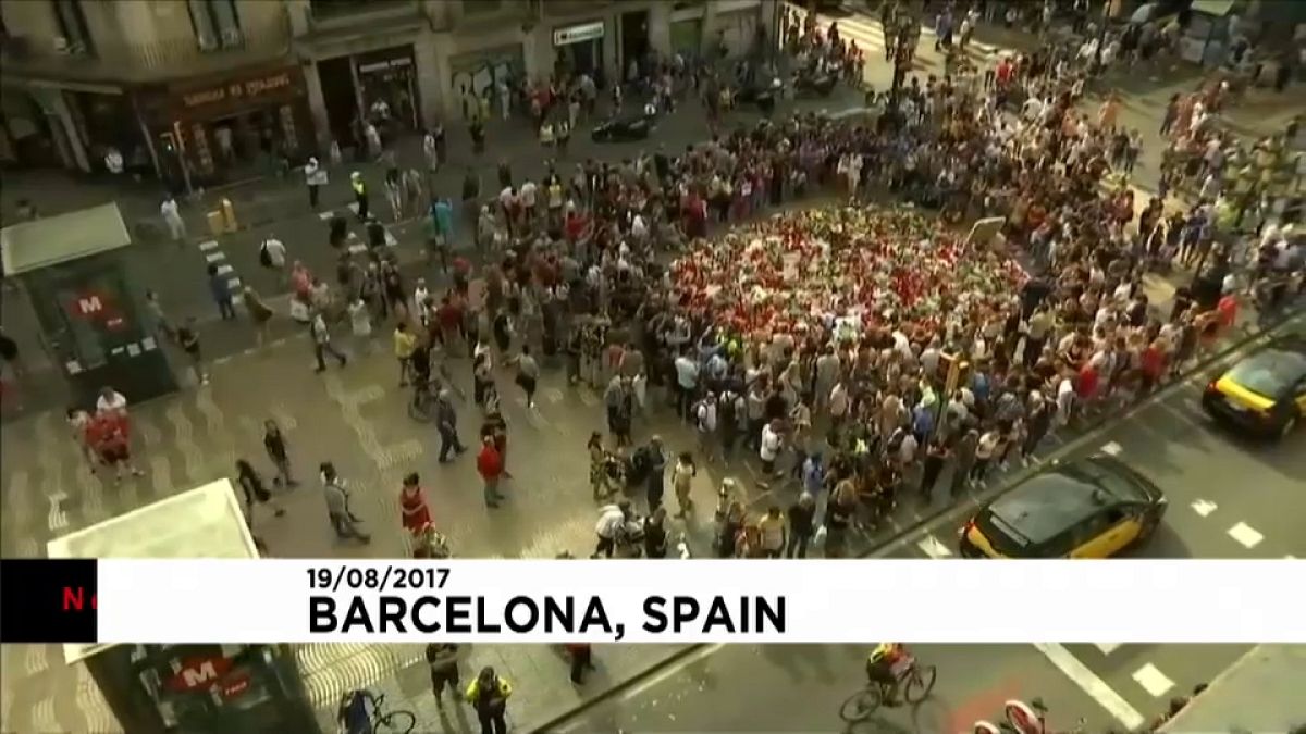 اعتداء برشلونة: سائقو سيارات الأجرة المسلمين يضعون إكليلا من الزهور في مكان الحادث