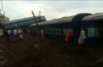Hindistan: Yolcu treni raydan çıktı