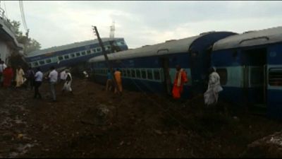 Hindistan: Yolcu treni raydan çıktı