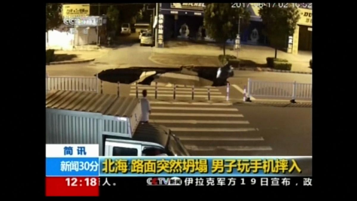 شاهد: حفرة تبتلع سائق دراجة نارية في الصين