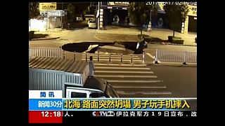 شاهد: حفرة تبتلع سائق دراجة نارية في الصين