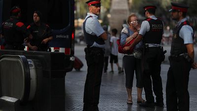 Barcellona: caccia all'autista del van, posti di blocco in Catalogna