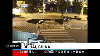 A beomlott út kráterébe esett egy mobilozó robogós Kínában