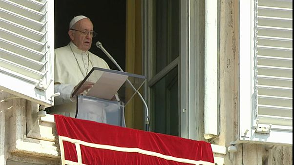 Ad un Angelus blindato il Papa chiede a Dio di liberare il mondo dalla violenza Ad un Angelus blindato il Papa chiede a Dio di liberare il mondo dalla violenza