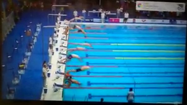La Federazione nega l'omaggio per le vittime di Barcellona, nuotatore resta fermo un minuto ai blocchi di partenza La Federazione nega l'omaggio per le vittime di Barcellona, nuotatore resta fermo un minuto ai blocchi di partenza