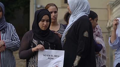 Familiares de los yihadistas guardan un minuto de silencio contra el terrorismo