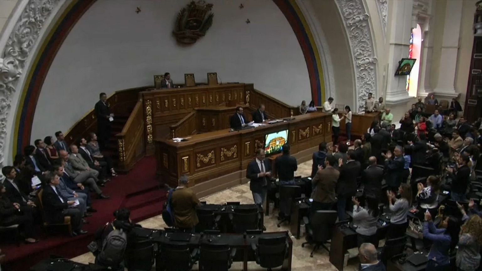 El Parlamento venezolano desafía a la Constituyente de Maduro