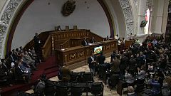 El Parlamento venezolano desafía a la Constituyente de Maduro