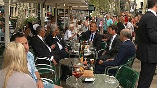 El presidente de Portugal se toma un café en las Ramblas