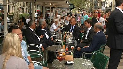El presidente de Portugal se toma un café en las Ramblas