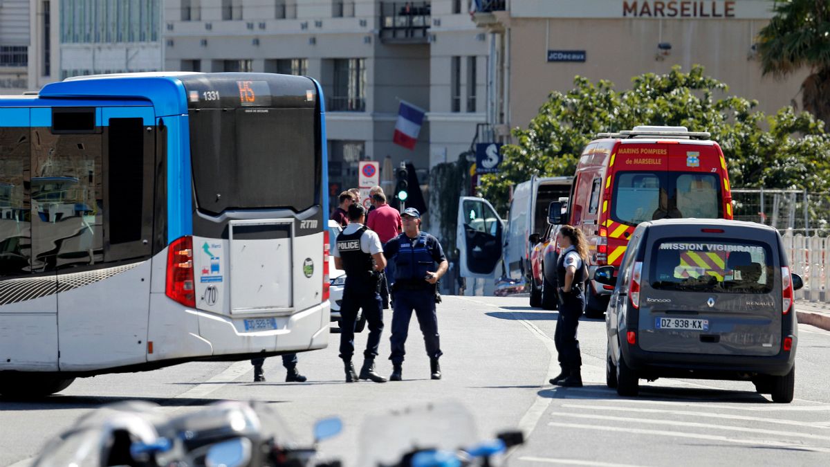 Auto contro fermata bus a Marsiglia, 1 morto. Non confermato atto intenzionale.