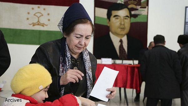 گشت حجاب تاجیکستان: زنان روسریهایشان را تاجیکی ببندند گشت حجاب تاجیکستان: زنان روسریهایشان را تاجیکی ببندند