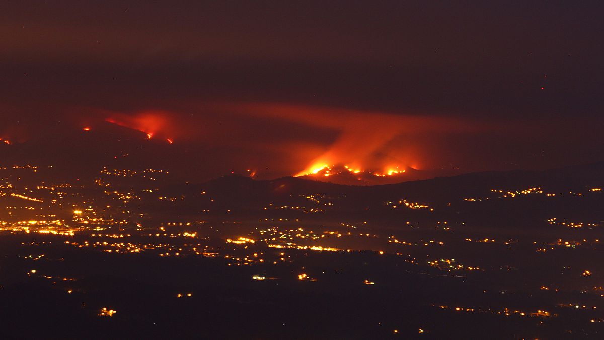 Cinco grandes incendios siguen activos en Portugal