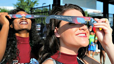 Solar eclipse turns day to night
