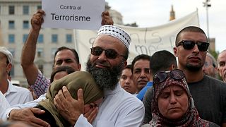 Muçulmanos marcham em Barcelona contra terrorismo