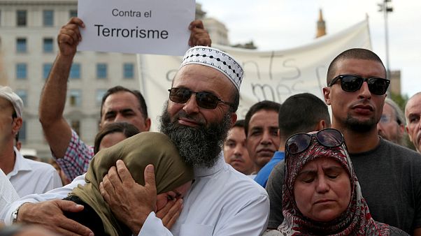 Muçulmanos marcham em Barcelona contra terrorismo Muçulmanos marcham em Barcelona contra terrorismo