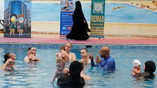 مدرسة سباحة خاصة بالأطفال الرضع في مصر