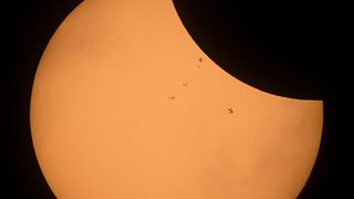 L'ISS 'attraversa' il sole durante l'eclissi