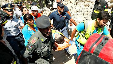 Nach dem Erdbeben: Italienische Rettungskräfte retten Kinder aus den Trümmern