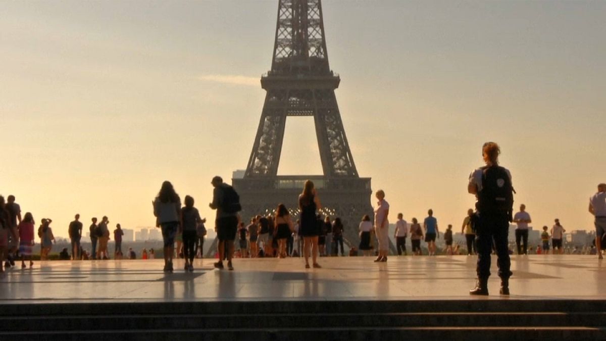 Turistas regressam a Paris