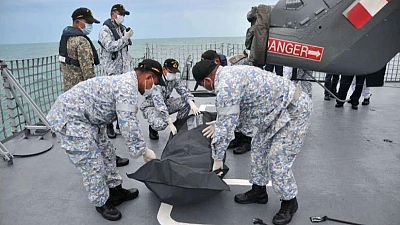 Encuentran restos humanos en el destructor estadounidense que chocó con un carguero en Singapur