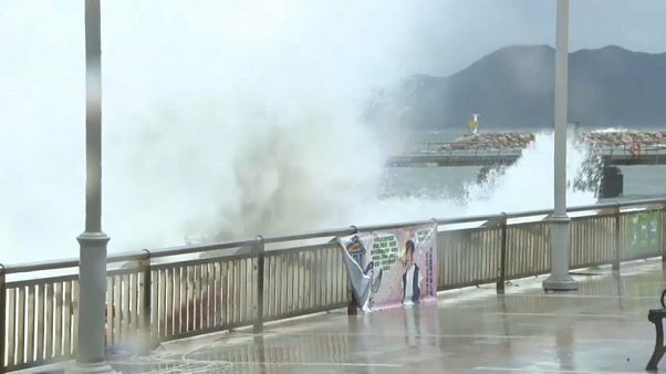 Hong kong, en alerta máxima por el tifón 'Hato' Hong kong, en alerta máxima por el tifón 'Hato'