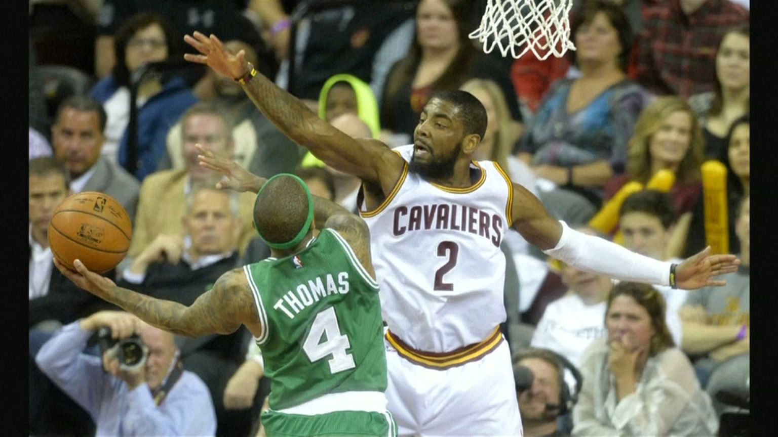 Kyrie Irving e Isaiah Thomas trocam de equipa na transferência do ano