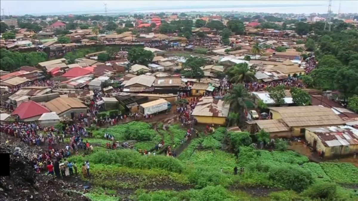 Gine'de çöp yığını çöktü: en az 8 ölü