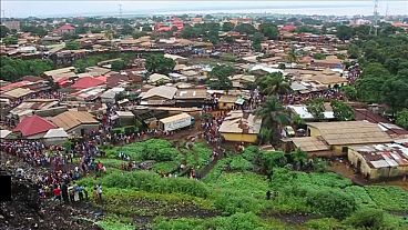 Szemétlerakó omlott lakóházakra Guineában