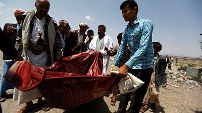 اليمن: مقتل العشرات في قصف جوي قرب نقطة تفتيش للحوثيين
