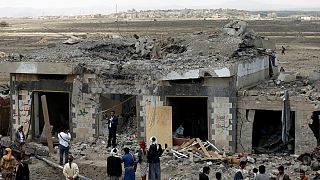 دستکم ۳۵ نفر در حمله هوایی در نزدیکی پایتخت یمن کشته شدند