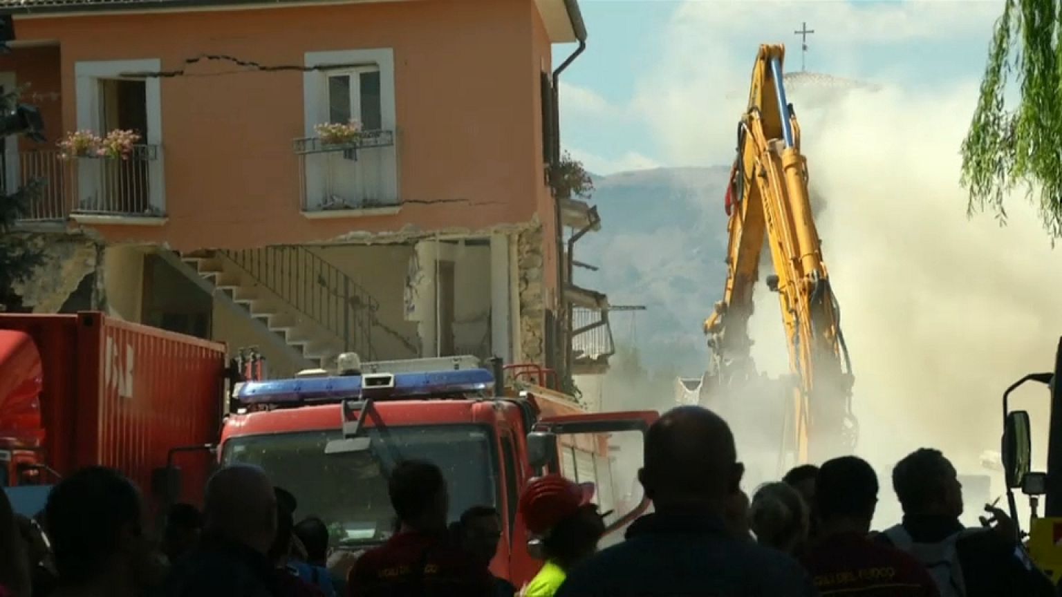 Amatrice: "Noi, sei ore sotto le macerie mano nella mano"