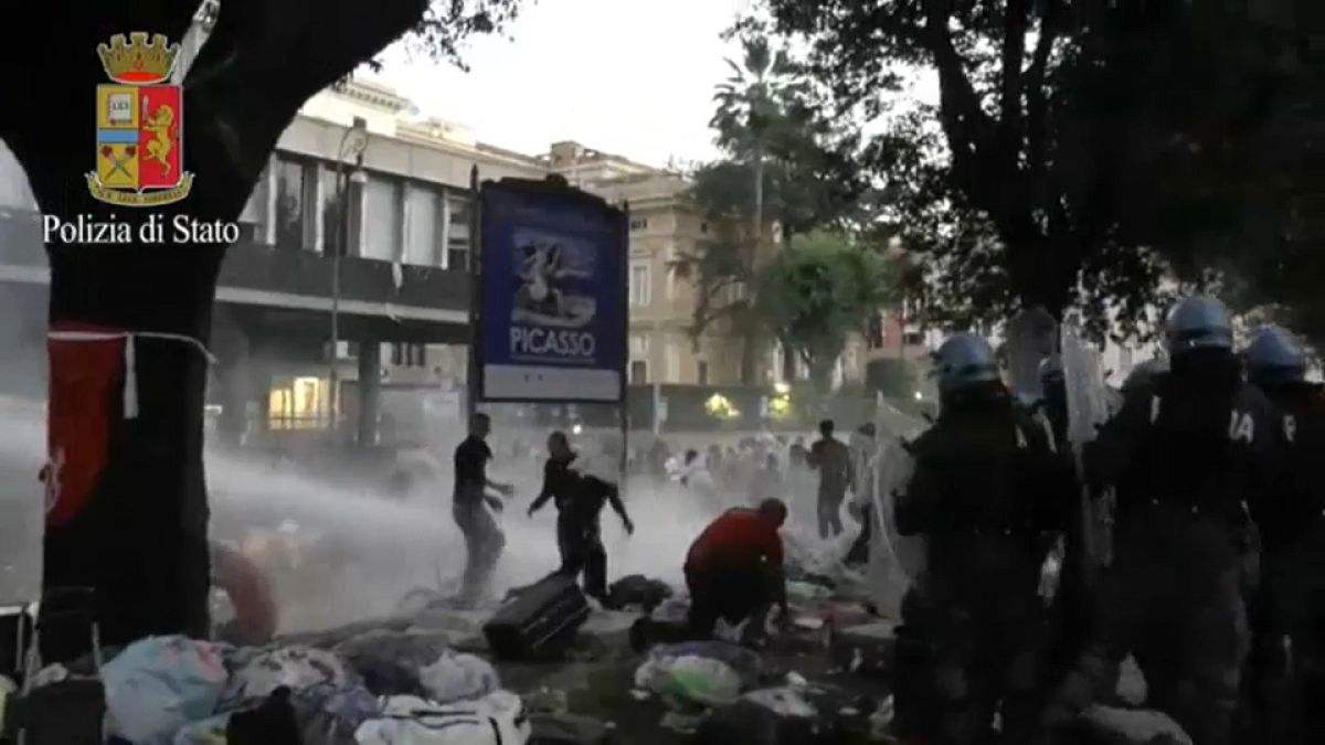 Refugees and riot police clash in Rome