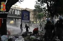 Roma: la polizia sgombera rifugiati da piazza Indipendenza, scontri