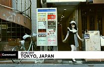 По улицам Токио гуляет "живая" кукла