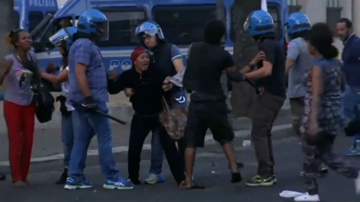 اشتباكات عنفيفة بين الشرطة الإيطالية ولاجئين في روما