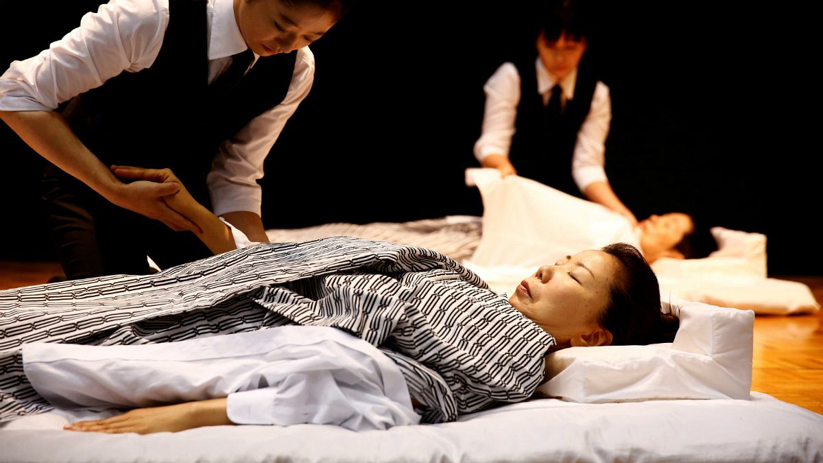 مسابقة يابانية لقياس مهارة خلع ملابس الموتى