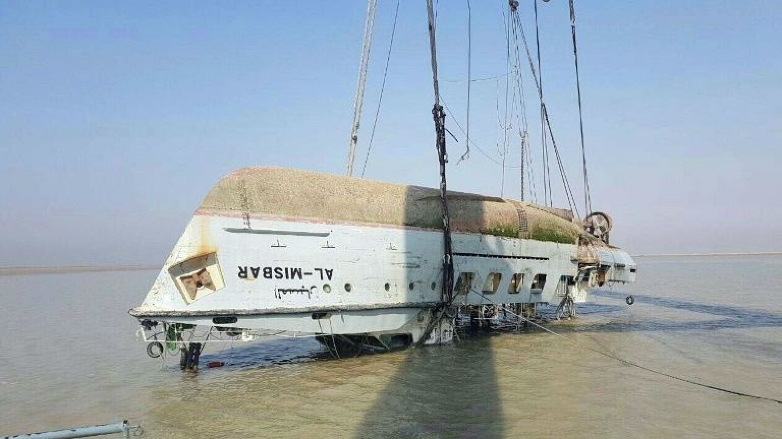 رجال الإنقاذ ينتشلون جثث بحارة عراقيين قضوا في غرق سفينة