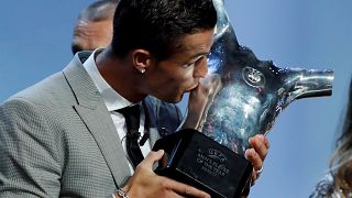 Cristiano Ronaldo kapja az UEFA Év Játékosa-díjat