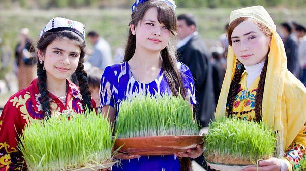 تاجیکستان؛ اجبار زنان در پوشیدن لباس و پوشش سنتی تاجیکستان؛ اجبار زنان در پوشیدن لباس و پوشش سنتی