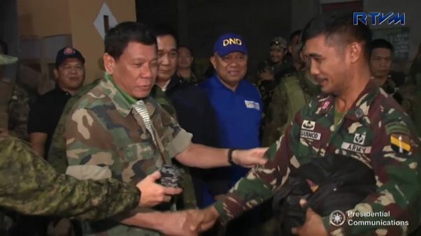 Guerra contro l'Isil delle Filippine, Duterte incoraggia le truppe Guerra contro l'Isil delle Filippine, Duterte incoraggia le truppe