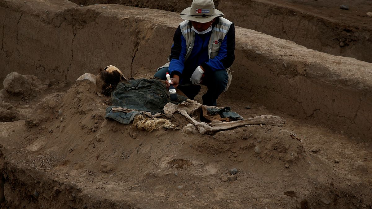 اكتشاف رفات لعمال صينيين في هرم أثري في بيرو