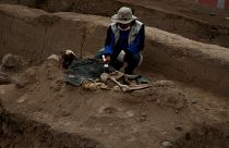 اكتشاف رفات لعمال صينيين في هرم أثري في بيرو